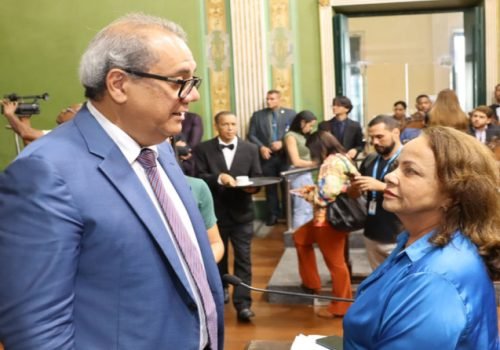Carlos Muniz (PSD), presidente da Câmara e a vereadora Aladilce Souza (PCdoB)

Foto: Antonio Queirós