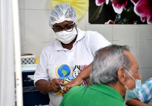 Muitas pessoas, no entanto, acabam confundindo os sintomas dessas doenças, que incluem febre, dor de cabeça e dores no corpo