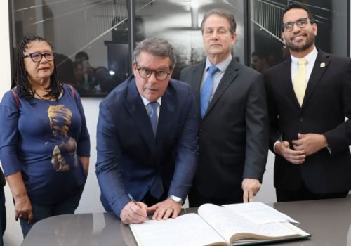 Suplente do PSD ocupa a vaga de Felipe Santana, que se licenciou por 121 dias
Carlos Kleber Almeida assume mandato na Câmara de Salvador

Foto: Reginaldo Ipê