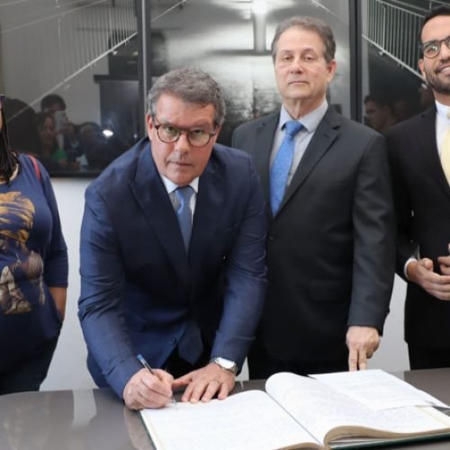 Suplente do PSD ocupa a vaga de Felipe Santana, que se licenciou por 121 dias
Carlos Kleber Almeida assume mandato na Câmara de Salvador

Foto: Reginaldo Ipê