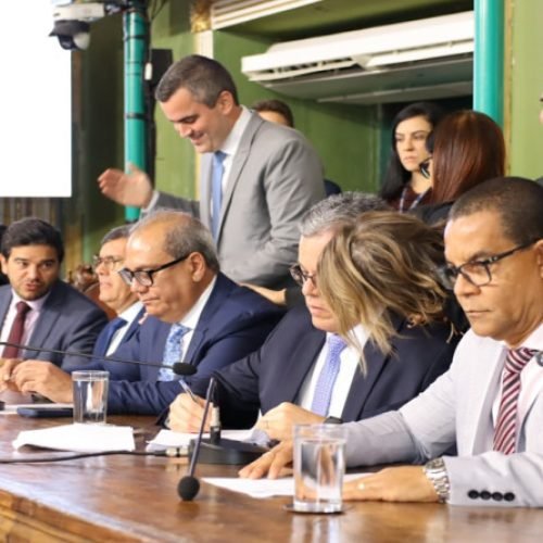 Carlos Muniz anuncia reunião do Colégio de Líderes para definir cronograma de votações
Câmara retoma sessões do segundo semestre


Foto: Antonio Queirós
