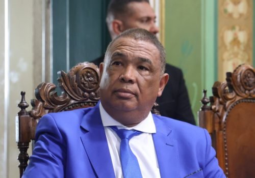 Após retorno de Jorge Araújo, Sandro Bahiense passa a ocupar vaga de George Reis
Nova convocação mantém Sandro Bahiense no exercício do mandato na Câmara

Foto: Paulo M Azevedo