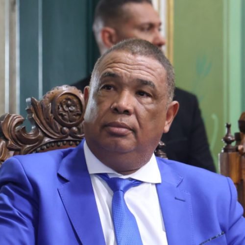 Após retorno de Jorge Araújo, Sandro Bahiense passa a ocupar vaga de George Reis
Nova convocação mantém Sandro Bahiense no exercício do mandato na Câmara

Foto: Paulo M Azevedo