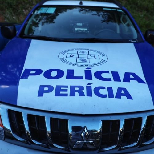 A mulher se desquilibrou e caiu do caminhão; a vítima morreu no local