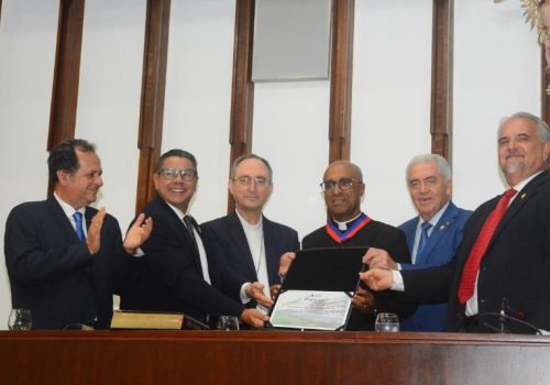 Honraria ao religioso foi proposta pelo deputado Marcelino Galo (PT) (último à direita)

Foto:JulianaAndrade/AgênciaALBA