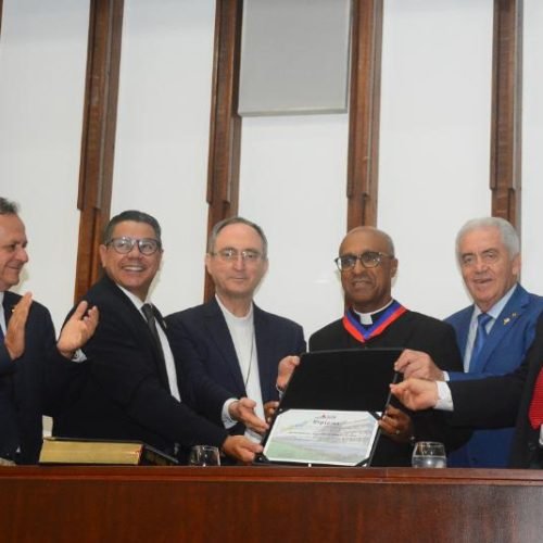 Honraria ao religioso foi proposta pelo deputado Marcelino Galo (PT) (último à direita)

Foto:JulianaAndrade/AgênciaALBA