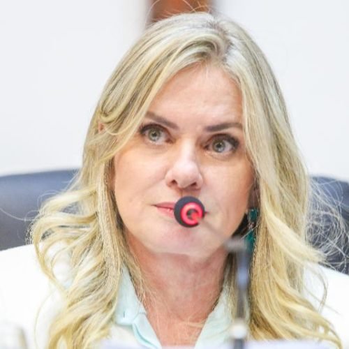 Matéria apresentada pela presidente da ALBA, deputada Ivana Bastos, foi subscrita por mais 21 parlamentares


Foto: SandraTravassos/AgênciaALBA