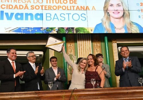 Presidente da Assembleia recebeu a honraria na Câmara de Vereadores de Salvador por iniciativa da comunista Aladilce Souza


Foto: CarlosAmilton/AgênciaALBA