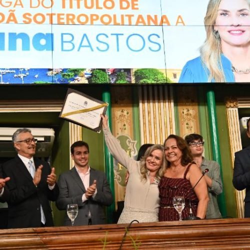 Presidente da Assembleia recebeu a honraria na Câmara de Vereadores de Salvador por iniciativa da comunista Aladilce Souza


Foto: CarlosAmilton/AgênciaALBA