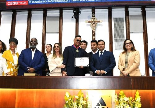 Xanddy Harmonia recebeu a maior honraria da Assembleia Legislativa, em sessão especial realizada nesta segunda

Foto: PauloMocofaya/AgênciaALBA