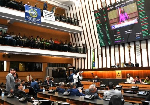 Presidente Ivana Bastos considera que a aprovação de mais de 800 matérias neste primeiro semestre premia o esforço de todo o Parlamento


Foto: PauloMocofaya/AgênciaALBA