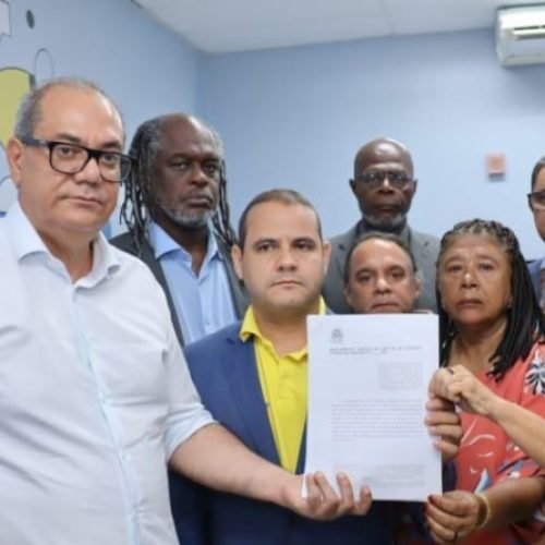 Vereadores da oposição formalizaram solicitação em reunião com o presidente da Câmara Municipal de Salvador na tarde desta terça-feira (27)
Carlos Muniz recebe pedido para abertura de CEI sobre falta de transporte no segundo turno das eleições

Foto: Diretoria de Comunicação
