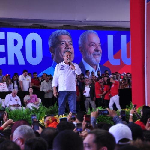"Quem era negro ficou branco. Quem era branco ficou negro. Eles brincam com esse valor do ser humano", disse o candidato ao senado

Foto: Morgana Montalvão
