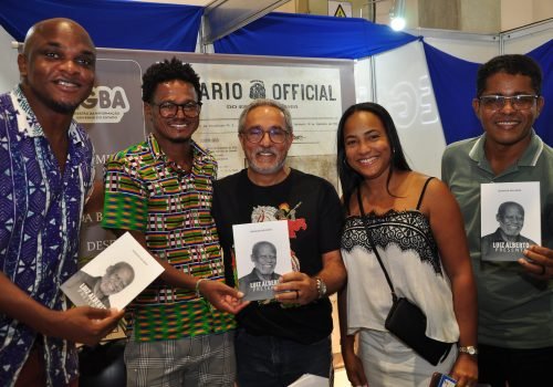 Entre leitores e histórias, Jocivaldo dos Anjos compartilha conhecimento e identidade ao autografar seu livro no stand da EGBA.