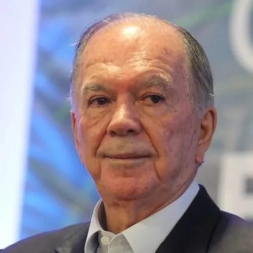 João Leão, durante o período em que exerceu a Vice-Governadoria e a Secretaria do Planejamento da Bahia, participou da articulação de projetos estratégicos como a Ponte Salvador–Ilha de Itaparica e o Polo Agroindustrial e Bioenergético do Médio São Francisco.
