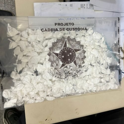 Foto: A droga foi localizada em veículo interceptado após denúncia

Foto: Ascom - PCBA