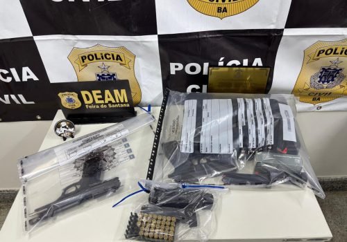 Os objetos foram confiscados durante o cumprimento de um mandado de busca e apreensão domiciliar no bairro Feira X


Foto: Ascom - PCBA