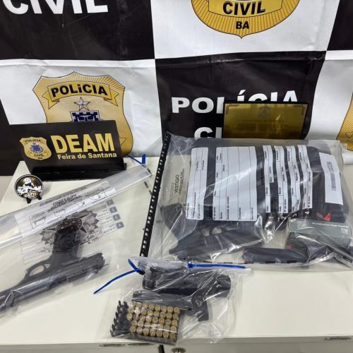 Os objetos foram confiscados durante o cumprimento de um mandado de busca e apreensão domiciliar no bairro Feira X


Foto: Ascom - PCBA