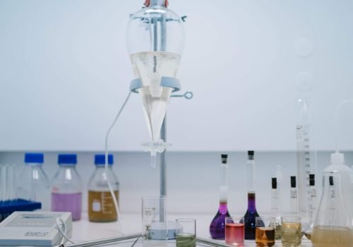 Experimentos de separação de líquidos em laboratório. Estudo desenvolveu membrana impressa em 3D para filtrar óleo de misturas aquosas

Foto: Mikhail Nilov / Pexels
Ambiente