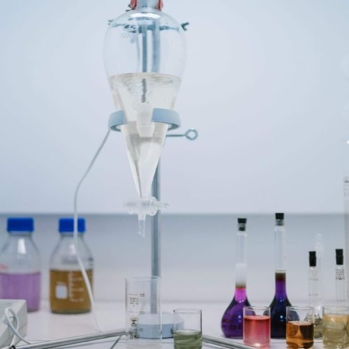 Experimentos de separação de líquidos em laboratório. Estudo desenvolveu membrana impressa em 3D para filtrar óleo de misturas aquosas

Foto: Mikhail Nilov / Pexels
Ambiente