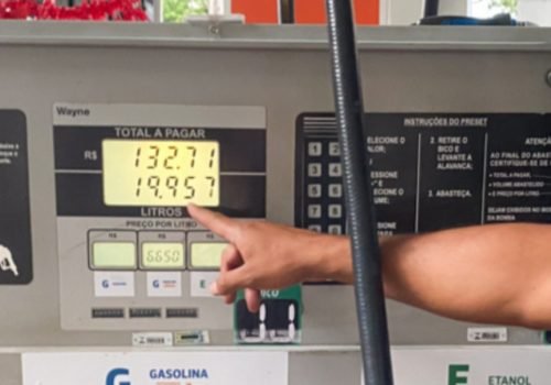 Postos deverão afixar placas, avisos e informativos que identifiquem claramente os tipos de combustíveis e os respectivos preços