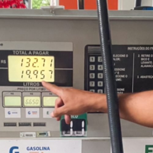 Postos deverão afixar placas, avisos e informativos que identifiquem claramente os tipos de combustíveis e os respectivos preços