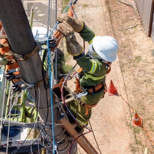 Para garantir a segurança da população e da rede elétrica, cabos de internet instalados irregularmente serão removidos pela distribuidora


Foto: Reprodução/Neoenergia Coelba