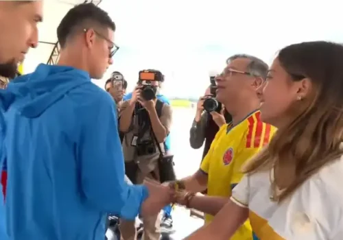 Momento em que filha do presidente da Colômbia é ignorada por James Rodríguez  

Foto: Reprodução/Governo da Colômbia