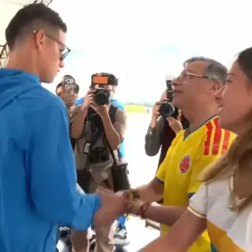 Momento em que filha do presidente da Colômbia é ignorada por James Rodríguez  

Foto: Reprodução/Governo da Colômbia