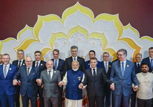 Presidente Lula e outros líderes durante a cerimônia de abertura da Cúpula sobre o Impacto da Inteligência Artificial (IA), no Centro de Convenções Bharat Mandapa, em Nova Délhi, na Índia