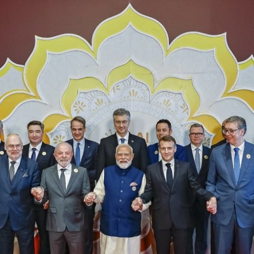 Presidente Lula e outros líderes durante a cerimônia de abertura da Cúpula sobre o Impacto da Inteligência Artificial (IA), no Centro de Convenções Bharat Mandapa, em Nova Délhi, na Índia