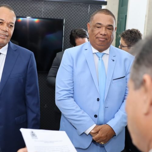 Foto: Beca (E) e Sandro Bahiense tomam posse na CMS nesta segunda-feira (13)

Foto: Antônio Queirós