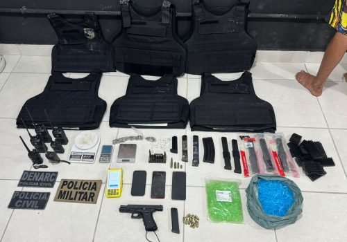 Uma pistola, munições de fuzil, carregadores alongados, coletes balísticos e drogas foram apreendidos

Foto> Divulgação/SSP