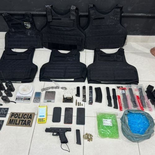 Uma pistola, munições de fuzil, carregadores alongados, coletes balísticos e drogas foram apreendidos

Foto> Divulgação/SSP
