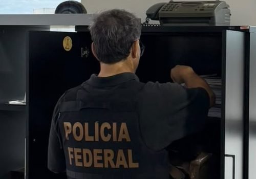 Investigação identificou indícios de atuação entre agentes públicos e particulares, com utilização dos registros para obtenção de vantagens econômicas

Fotos: Reprodução/PF