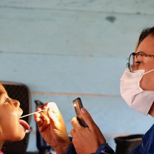 Enfermeira da OIM durante consulta médica em áreas remotas do Brasil