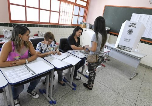 O trabalho dos mesários e mesárias contribui para a agilidade, a organização e a transparência durante o dia da votação


Foto: Edilson Rodrigues/Agência Senado