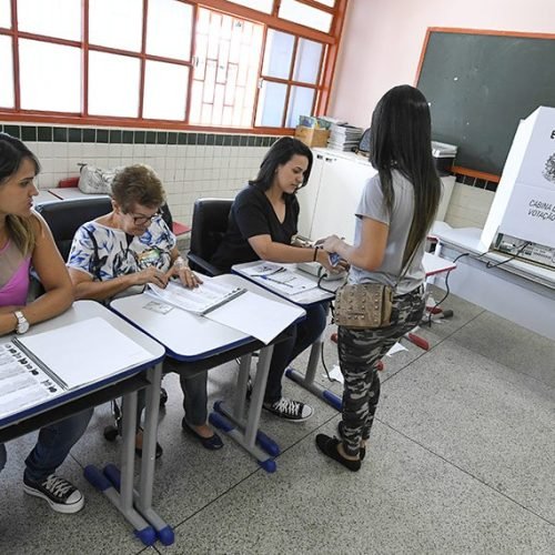 O trabalho dos mesários e mesárias contribui para a agilidade, a organização e a transparência durante o dia da votação


Foto: Edilson Rodrigues/Agência Senado