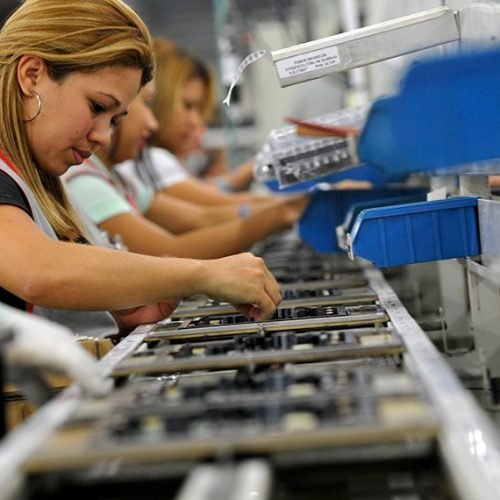 Linha de produção de eletro eletrônicos em fábrica de Manaus: aprovada a PEC, trabalhadores terão direito a dois dias de descanso semanal remunerado

Foto: José Paulo Lacerda/CNI