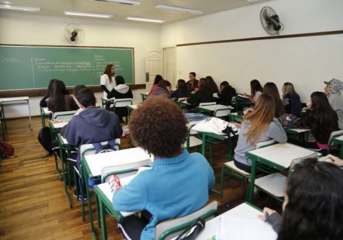 A educação política será incluída no currículo do ensino básico

Fonte: Henderson Alves/SEED-PR


Fonte: Agência Câmara de Notícias