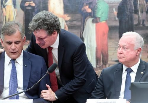 Leur Lomanto Jr; Reginaldo Lopes, autor de uma das propostas, e Paulo Azi, relator

Foto: Bruno Spada/Câmara dos Deputados