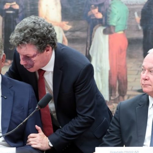 Leur Lomanto Jr; Reginaldo Lopes, autor de uma das propostas, e Paulo Azi, relator

Foto: Bruno Spada/Câmara dos Deputados
