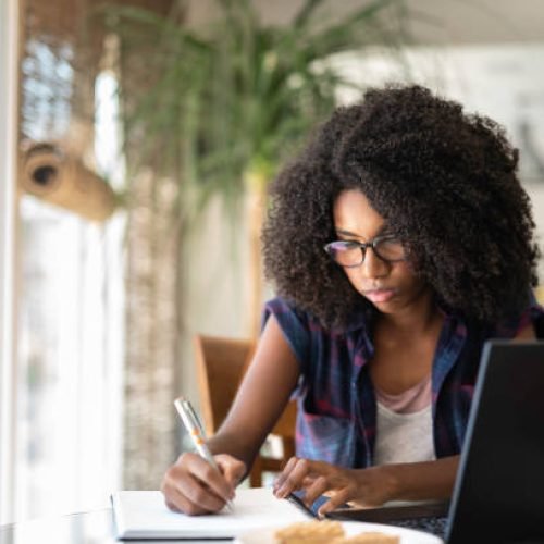 Inglês, espanhol, francês, alemão, sueco e português para estrangeiros são as opções disponíveis gratuitamente e em formato 100% online, com possibilidade de estudar mais de uma língua simultaneamente



Foto: Divulgação