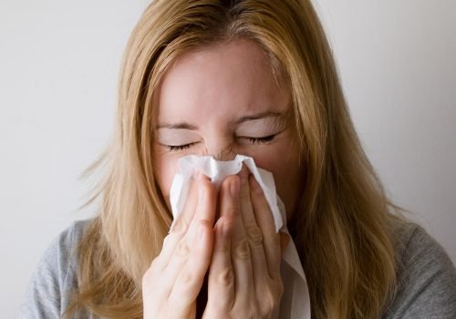 Com a queda das temperaturas, o aumento da circulação de vírus respiratórios exige atenção redobrada com a ventilação de ambientes, vacinação e hábitos de higiene

Foto: Pixabay.com/Creative Commons