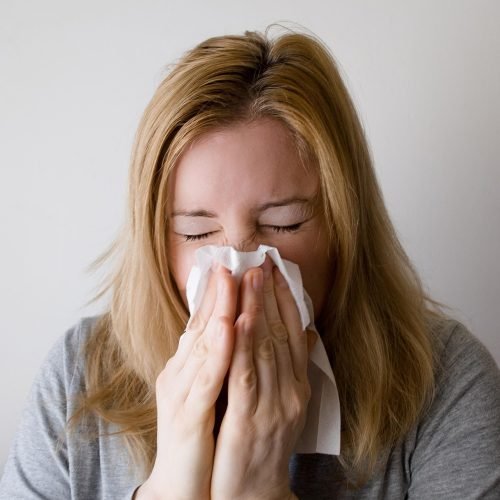 Com a queda das temperaturas, o aumento da circulação de vírus respiratórios exige atenção redobrada com a ventilação de ambientes, vacinação e hábitos de higiene

Foto: Pixabay.com/Creative Commons