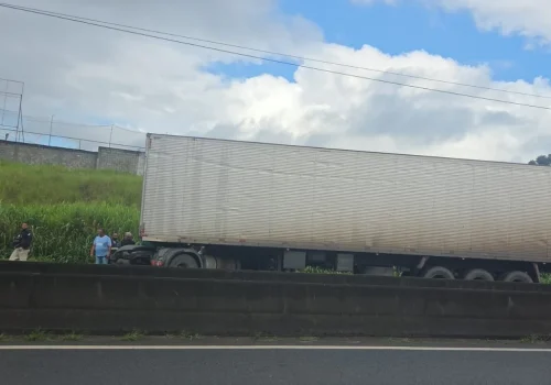 Carreta aptresenta defeito e causa um mega engarrafamento  na região

Foto: PRF