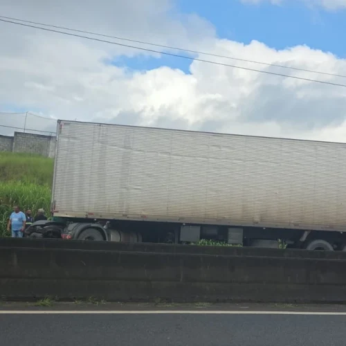 Carreta aptresenta defeito e causa um mega engarrafamento  na região

Foto: PRF