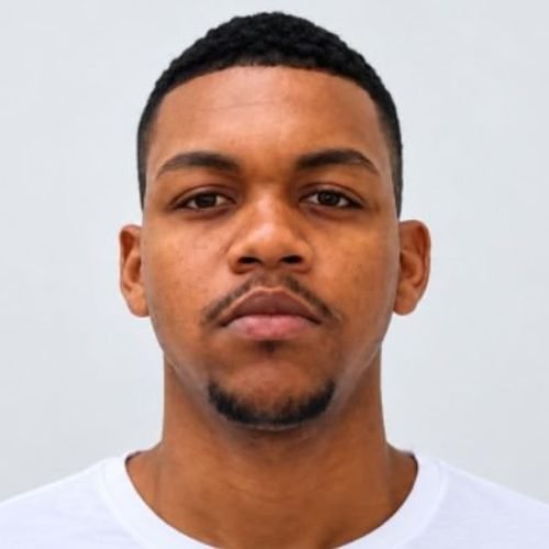 O suspeito, Ricardo Neri Melo Júnior, de 24 anos, atirou no rosto de estudante

Foto: Reprodução