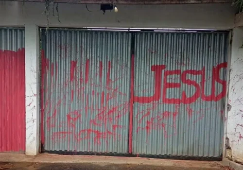 Na ocasião, o portão do terreiro foi pichado com a palavra "Jesus" 

Foto: Reprodução