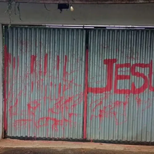 Na ocasião, o portão do terreiro foi pichado com a palavra "Jesus" 

Foto: Reprodução